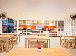 Отель Recenta Suite Phuket Suanluang