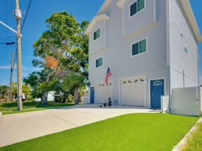 Walk to Beach! Waterfront Hudson Townhome