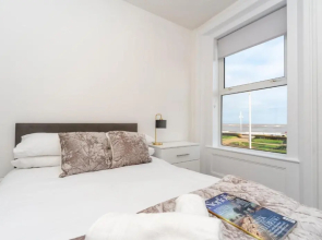Sea Views Stunning 2 Bedroom Apartment #