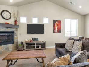 Park View Place 3 Bedroom Home by RedAwning