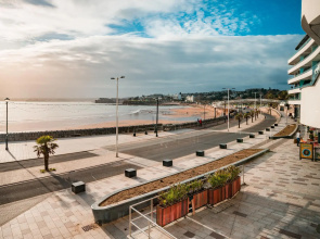 Sandybanks - Stylish apartment, Torquay promenade