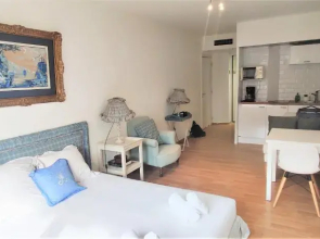 cozy studio equipped with indoor heated pool in standing residence