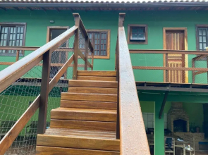 Casa de mãe aconchegante com piscina próximo à praia