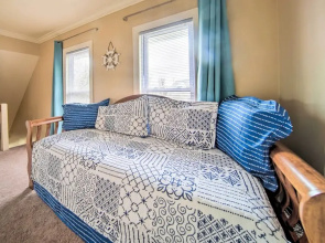 1 Block to Bridge Street: Lake Erie Vacation Home!