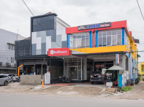 RedDoorz Syariah near RS Mata Padang