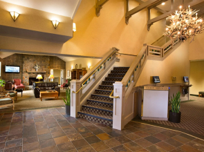 Coast Inn at Lake Hood