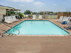 Super 8 by Wyndham San Marcos