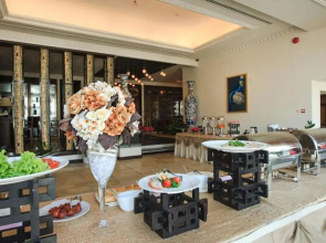 Den Long Do Hotel & Restaurant