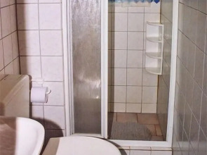 Schöner, im Grünen Gelegener Bungalow in Zirkow für 2-3 Personen