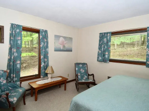 Dogwood Knoll - Wooded Escape