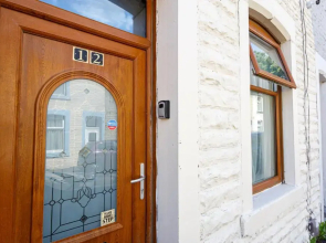 4 Beds Sleeps 6 - Elegance Leisure Stay, Burnley