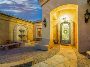 Luxury Home at Red Mountain! Heated Pool, Bocce Court, Firepits! Sleeps 10. Dog Friendly. by RedAwning