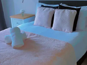 The Ridgmont-st Albans-high Street- Near Luton Airport -train Station-balcony