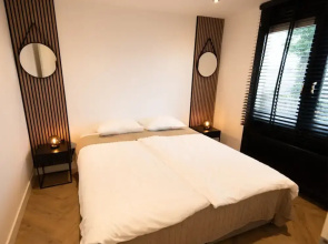 Deluxe Canal-side Stay