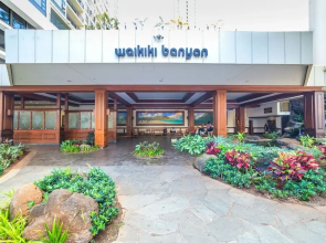 Waikiki Banyan Condo w/ King Bed & Parking, Near Beach