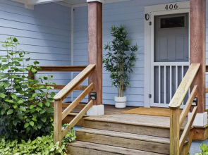 Hidden Grove Hot Tub Deck w Lounge 2 Blocks to the Beach