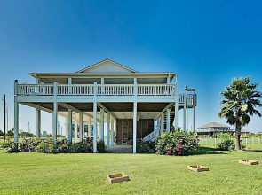 Gulf-view - Walk To Beach! 3 Bedroom Home