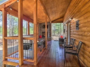 'the Breeze' - Broken Bow Cabin w/ Hot Tub & Deck!