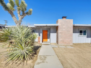 Joshua Tree Vacation Home w/ Private Hot Tub!