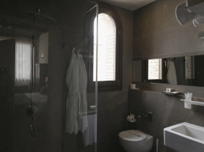 Shine Albayzín Hotel