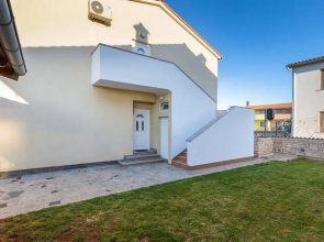 Amazing Apartment in Valbandon With Wifi and 2 Bedrooms