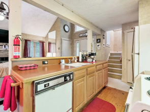 Lake Harmony Home w/ Screened Porch & Hot Tub!