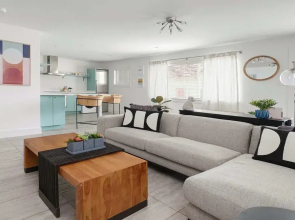 Upstay - Chic Clarksville Condo Near Downtown Austin