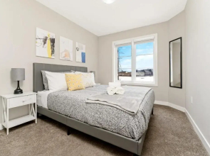 Serene 3BR Home - Pond View Sun Deck