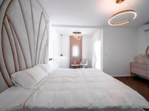 Spacious 4BD House w Pool in Hezliya