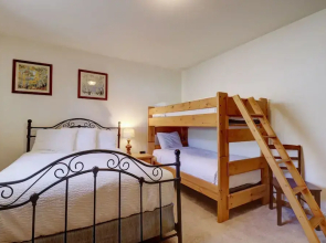 Sauterne Sanctuary 3br 3ba 3 Bedroom Home by RedAwning