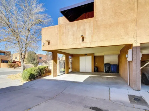 1 Mi to Unm: Convenient Albuquerque Townhome!