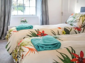 Lovely Villa 1 King 1 Double Sofa 4 Single Beds