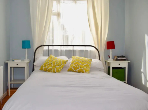 Bright 2 Bedroom Dublin House With Large Garden