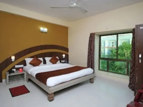 OYO 7680 2 Mins Walk From Model Beach