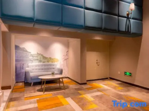 LUCK 7 Hotel (Yichang Wanda Plaza Visitor Center)