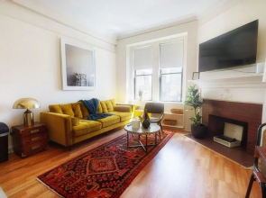 Stylish 1BR + Train | Theatre District | Evonify