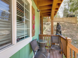 Remodeled Crestline Retreat: Walk to Lake Gregory!