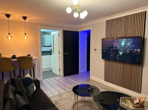 1 Bed Flat - Sleeps 2 - Jacuzzi - Parking - Wifi