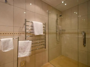 Lodges 10 - Short Walk to town