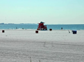Siesta Key Village-Suite #1: A Block to the Beach!