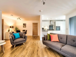 Stylish 2 Bed Apartment, With Easy Access To The City Centre