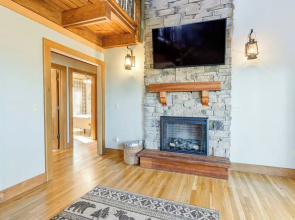 Bryson City Cabin: Deck & Mountain-view Hot Tub