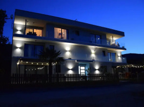 Charming Coastal Escape With Sea Views - 7 Guests