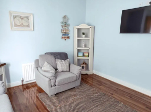Luxury 3 bedroom house with peaceful garden, sleeps 6 and 2 mins to beach