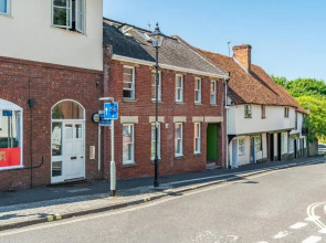 Beautiful Flat Town Centre 55 inch Smart TV + Netflix
