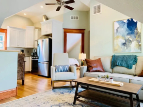 Chic Carriage House Near old Town W/free Bikes!