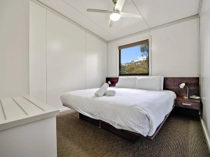 Ecocrackenback 13 'Sustainable, luxurious chalet close to the slopes.'