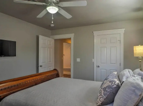 Cozy Home Blocks to Georgetown Square & SU!
