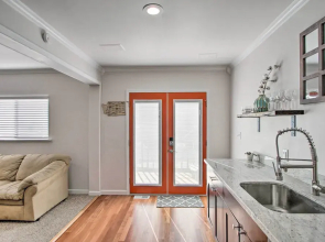 Convenient Burien Getaway: 12 Mi to Dtwn Sea!