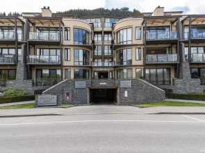 Modern Spacious Town Center Unit with Lake View